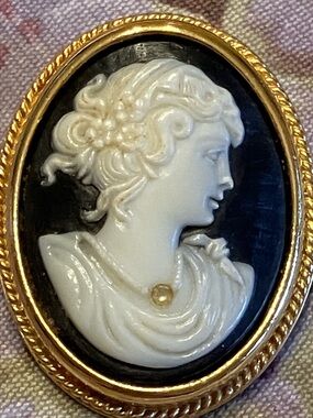 Avon Black and White Cameo Brooch/Pendant with Gold-Tone Frame